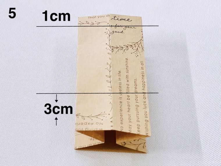 両サイドを谷折りにしたクラフト紙の封筒