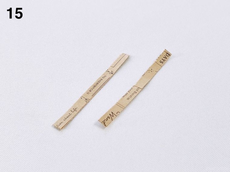 棒状に切ったクラフト紙の封筒が2本並んでいる様子