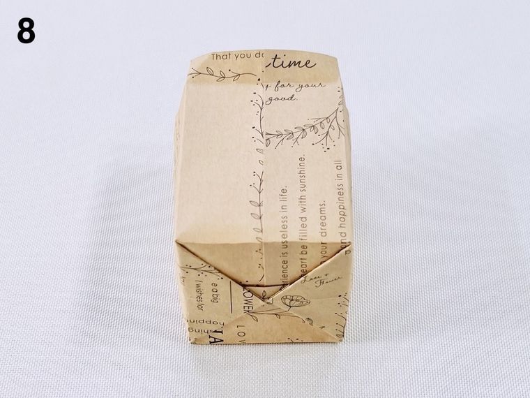 クラフト紙の封筒でミニバッグを作っている様子