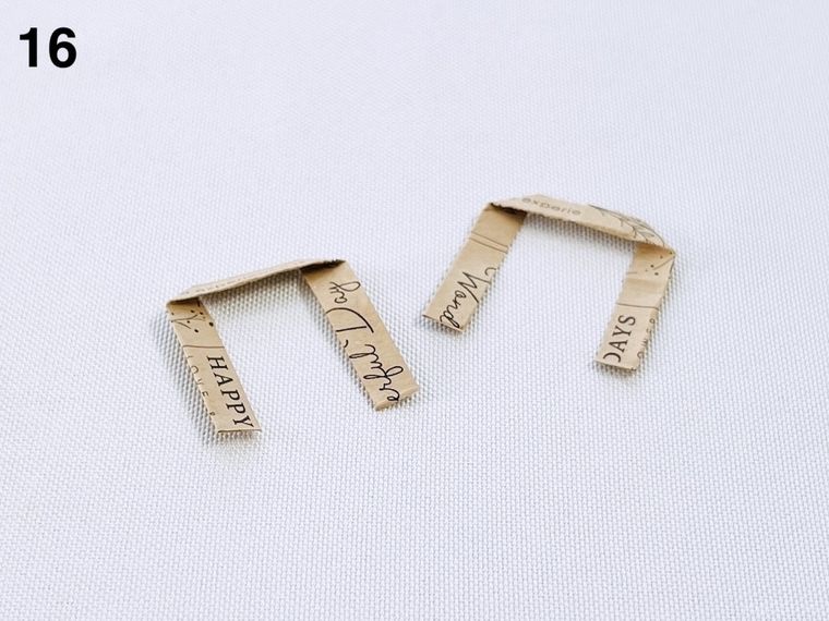 クラフト紙の封筒を持ち手の形に折った様子