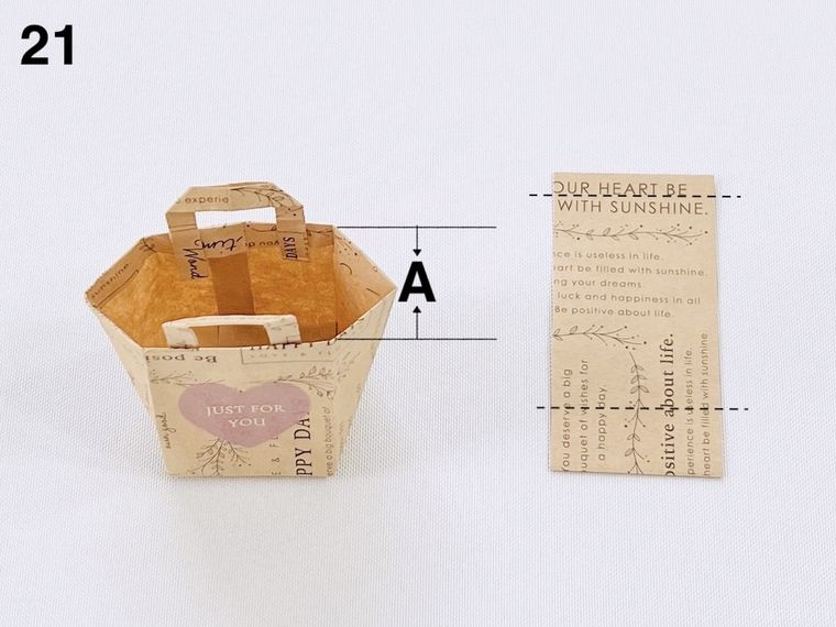 クラフト紙の封筒で作ったミニバッグと、封筒の切れ端