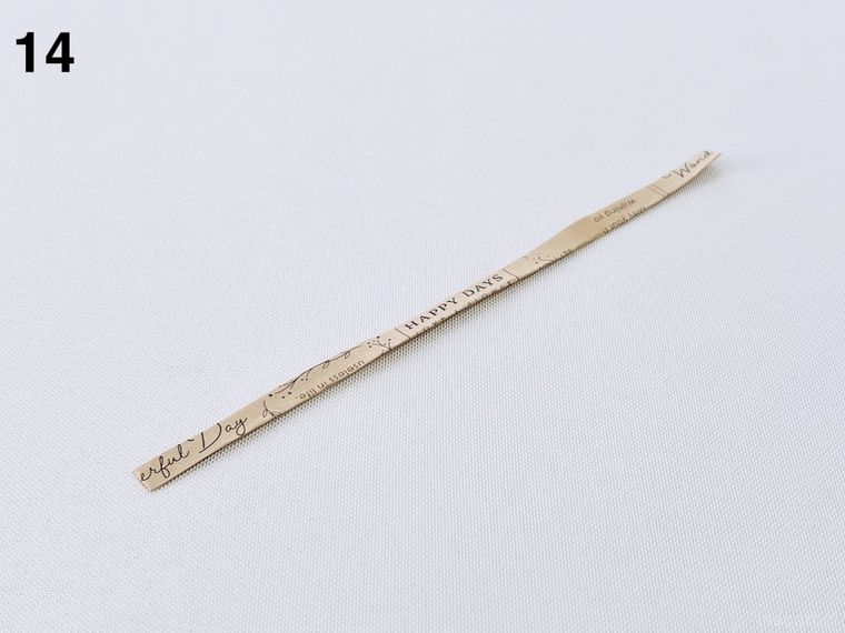 棒状に切ったクラフト紙の封筒を半分に折って貼り合わせた様子