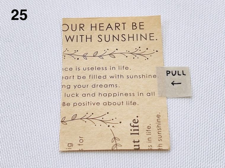 クラフト紙の封筒の切れ端にグレーのマスキングテープを貼った様子