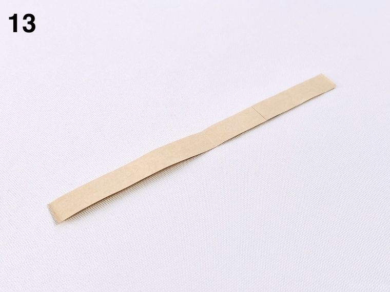 クラフト紙の封筒を1.5cm幅の棒状に切った様子