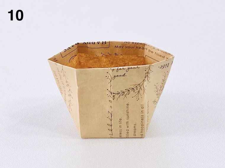 クラフト紙の封筒でミニバッグを作っている様子