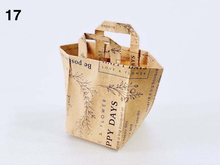 クラフト紙の封筒でミニバッグを作った様子