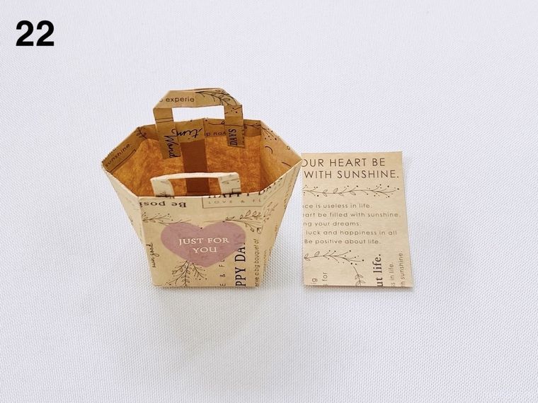 クラフト紙の封筒で作ったミニバッグと、封筒の切れ端