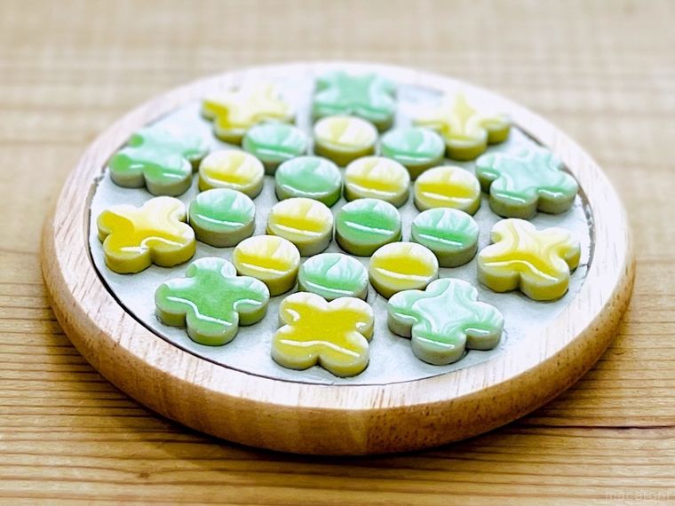 黄色と緑色のタイルで装飾した木のコースター