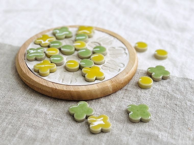 木のコースターにつけたタイルが取れた様子