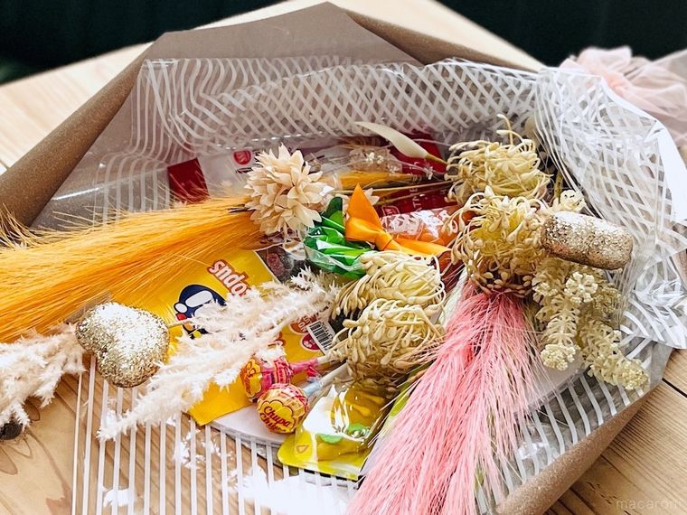 テーブルに置かれたお菓子の花束