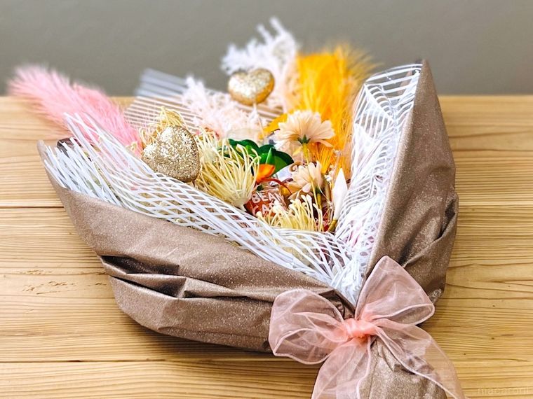 テーブルに置かれたお菓子の花束