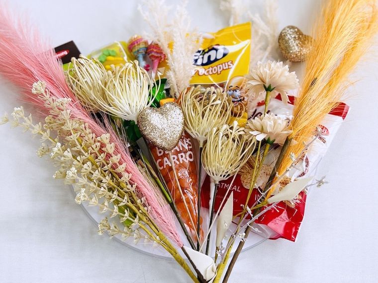 お菓子の花束を作っている様子