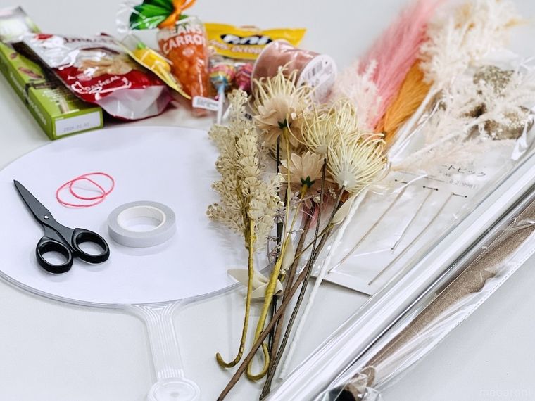 うちわ、造花、お菓子、包装紙、リボン、輪ゴム、両面テープ、ハサミ