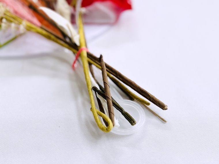 造花の先端を折り曲げた様子