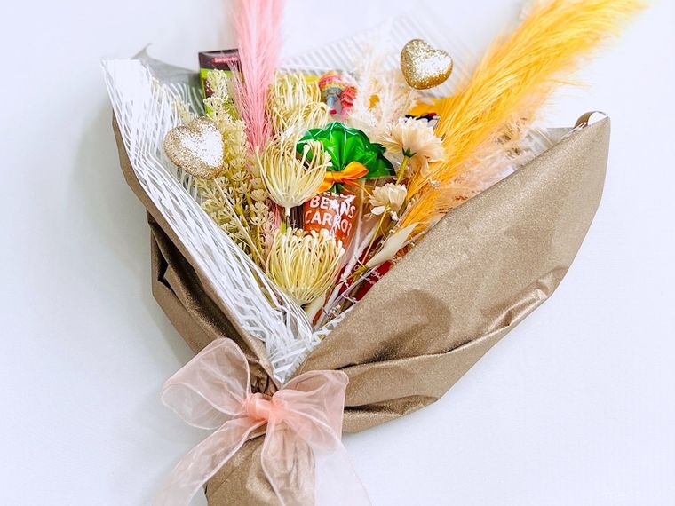 お菓子と造花でできた花束