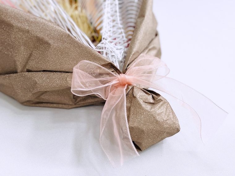 お菓子の花束を作っている様子