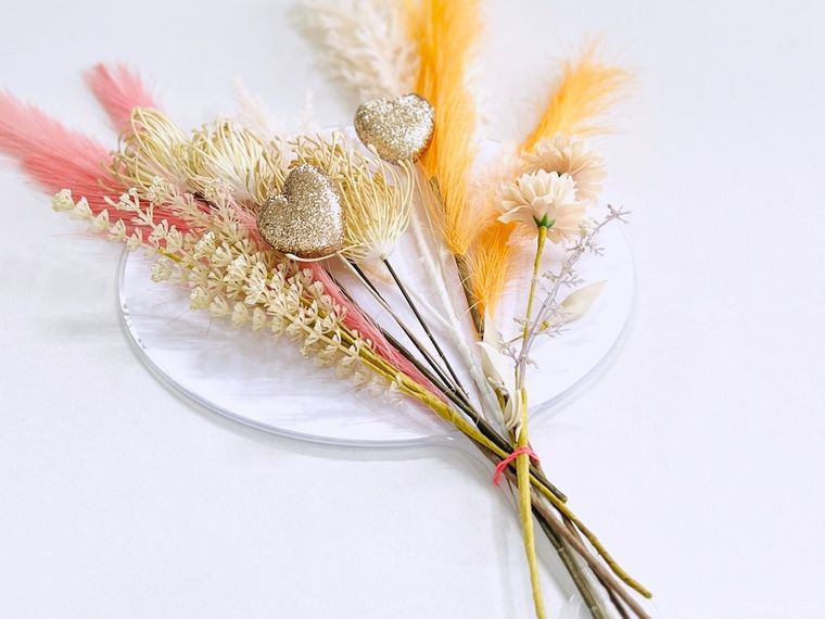 うちわ、造花、ピック付きデコレーションを輪ゴムでひとつにまとめた様子