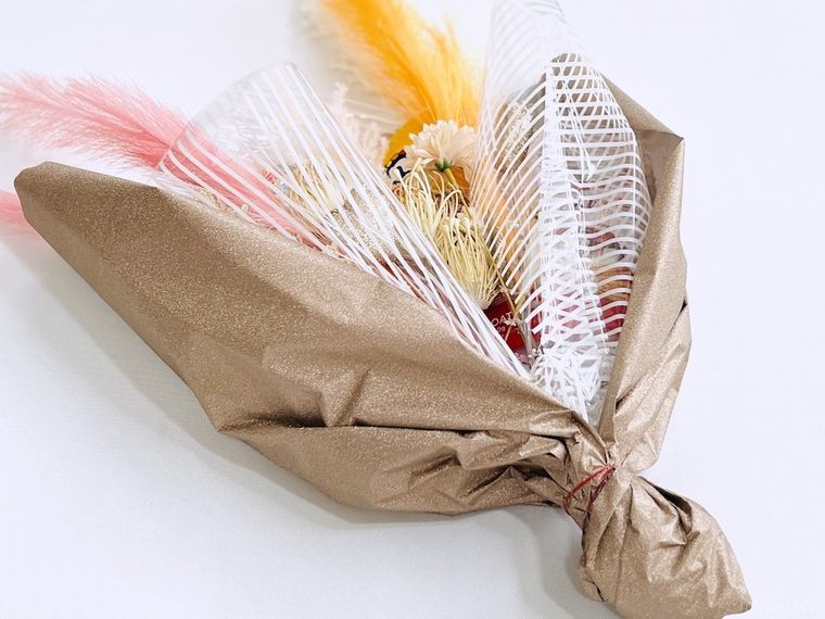 お菓子の花束を作っている様子