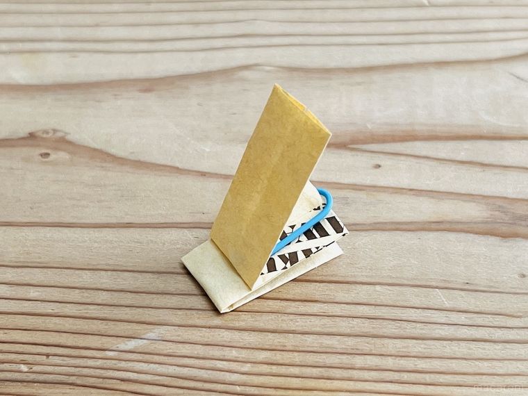 包装紙でペーパークリップを作っている様子