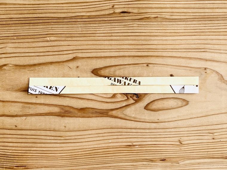 帯状に切った包装紙の上下を折った様子