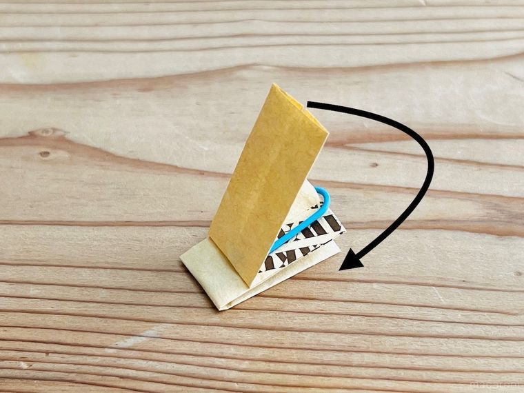 包装紙でペーパークリップを作っている様子