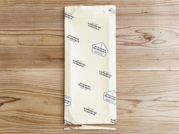 お菓子の包装紙の1辺をはさみで切った様子