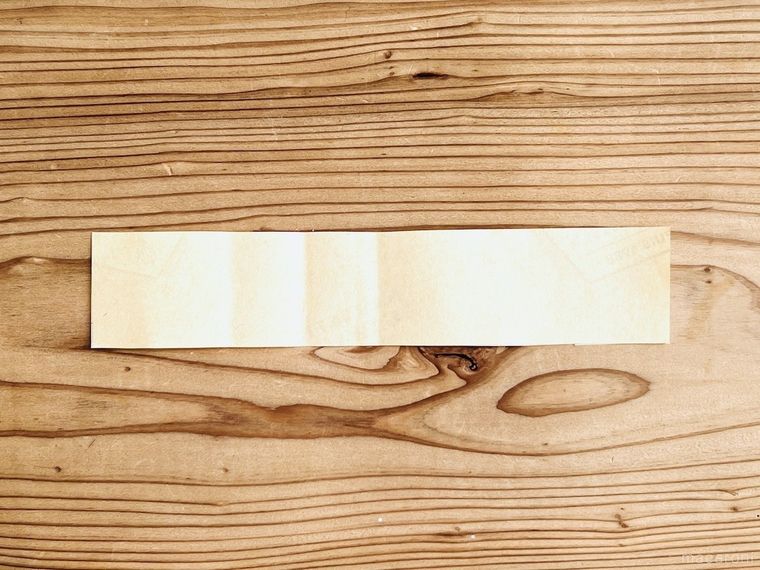 お菓子の包装紙を帯状に切った様子