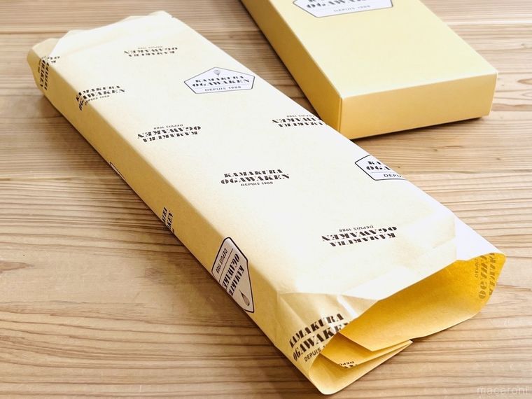 お菓子の包装紙を筒状に取り外した様子