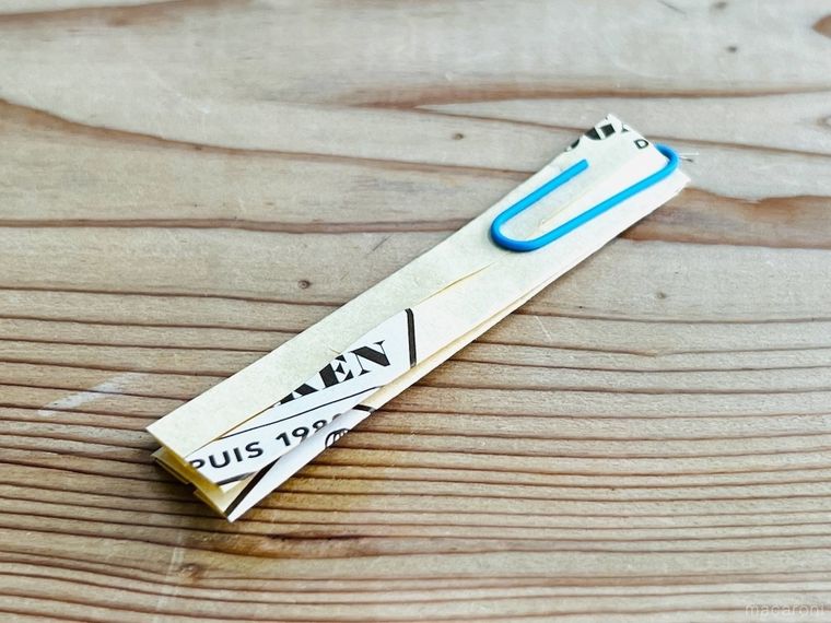 帯状に切った包装紙にゼムクリップを留めた様子