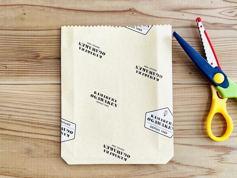 お菓子の包装紙をピンキングはさみでギザギザに切った様子