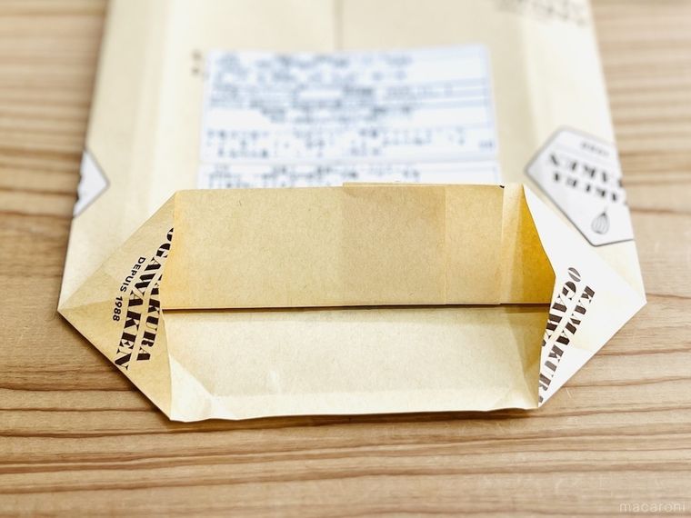 お菓子の包装紙の下部を折った様子