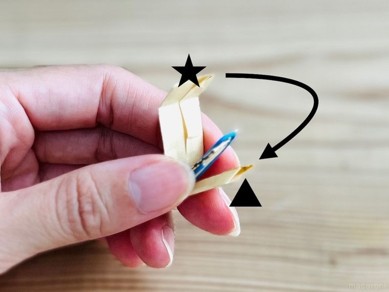 包装紙でペーパークリップを作っている様子