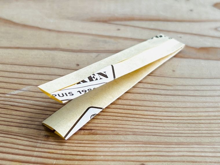 帯状に切った包装紙を半分に折った様子