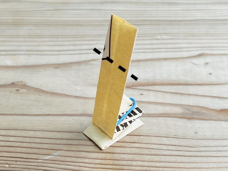 包装紙でペーパークリップを作っている様子