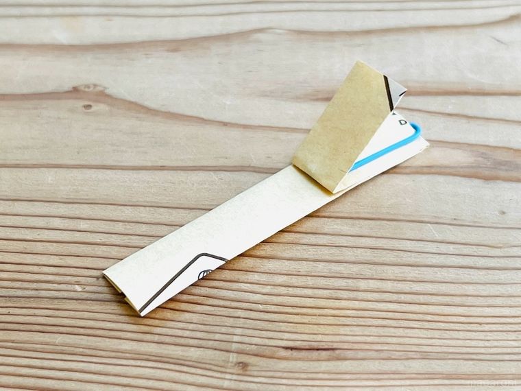 包装紙でペーパークリップを作っている様子