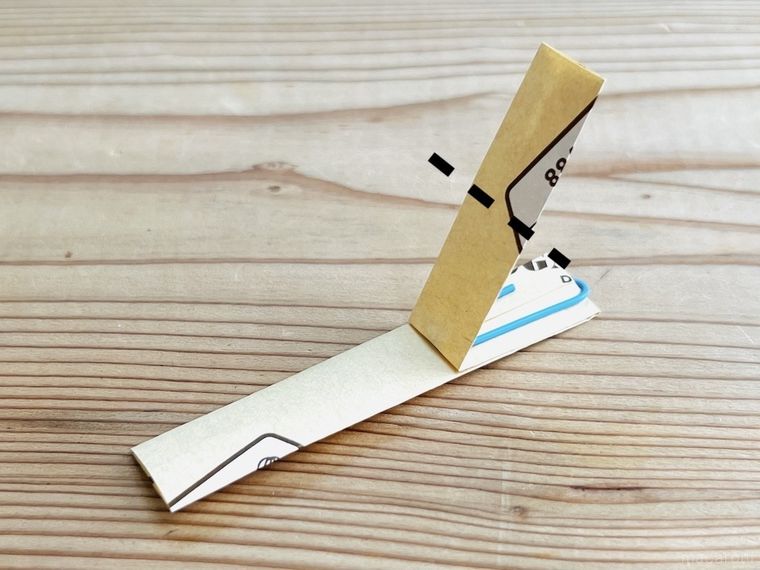 包装紙でペーパークリップを作っている様子