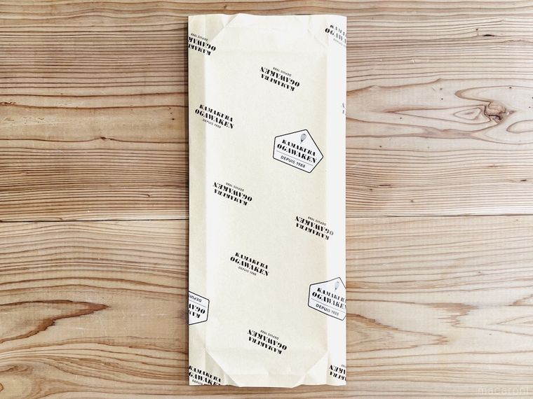 筒状に取り外したお菓子の包装紙を平たくつぶした様子