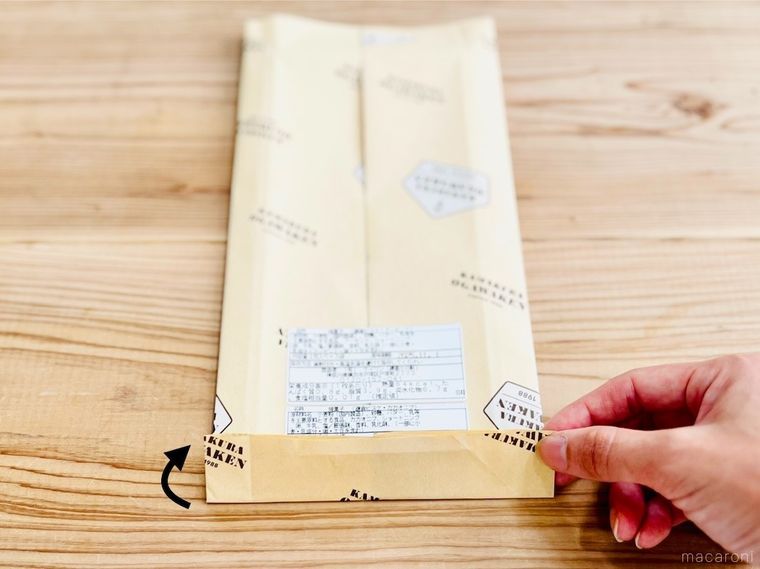 お菓子の包装紙の下部を谷折りにしている様子