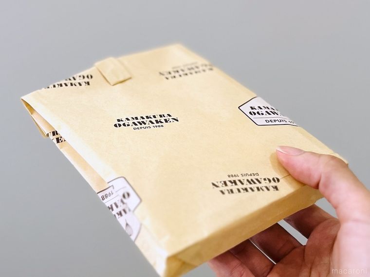 包装紙で作ったペーパークリップ付きバッグを手で持っている様子