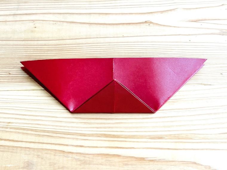 赤い紙で写真立てを作っている様子