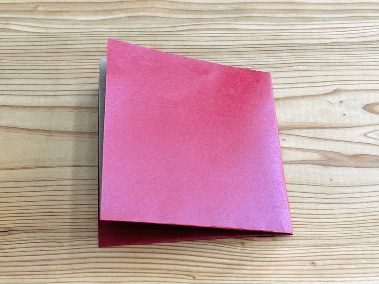 赤い紙を4つ折りにした様子