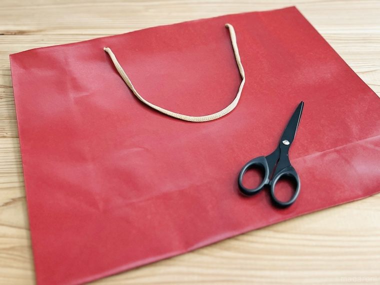 赤い紙袋とハサミ