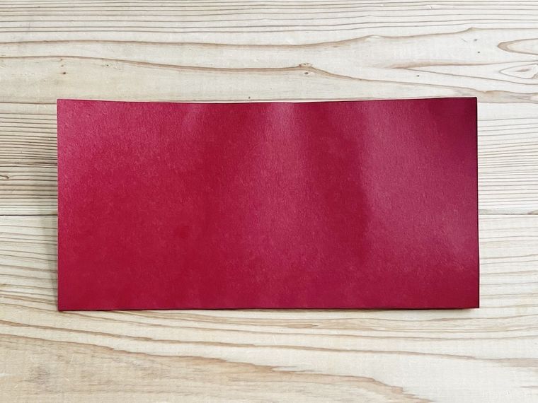 赤い紙を半分に折った様子