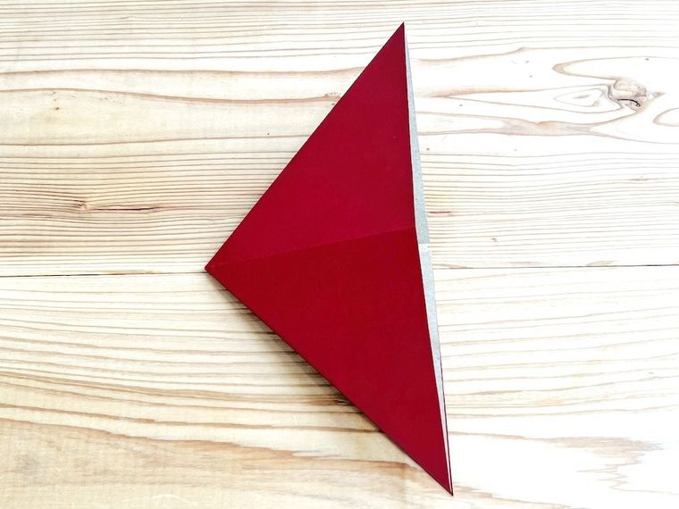 赤い紙で写真立てを作っている様子