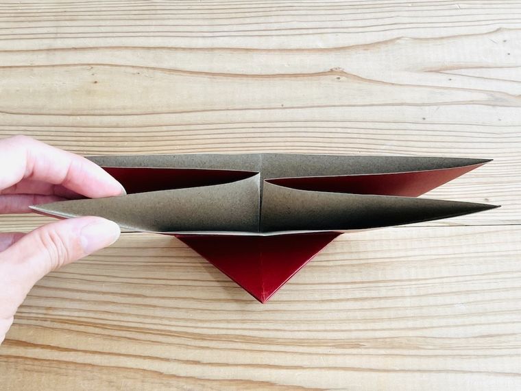 赤い紙で写真立てを作っている様子