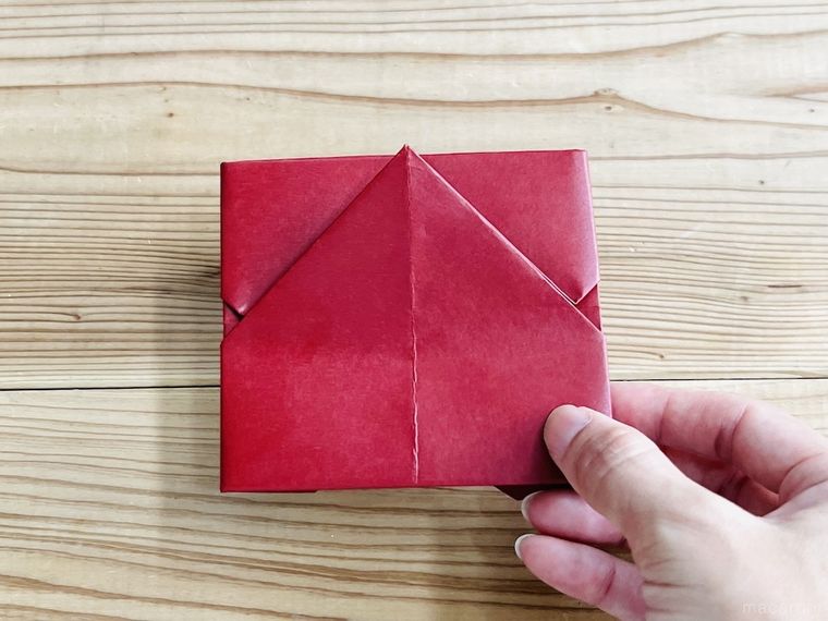 赤い紙で写真立てを作っている様子