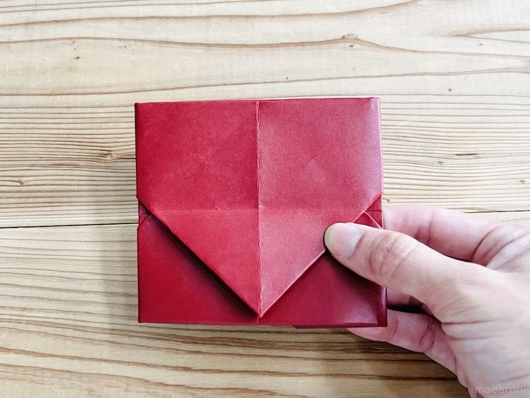 赤い紙で写真立てを作っている様子