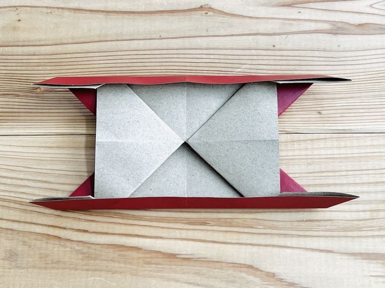 赤い紙で写真立てを作っている様子