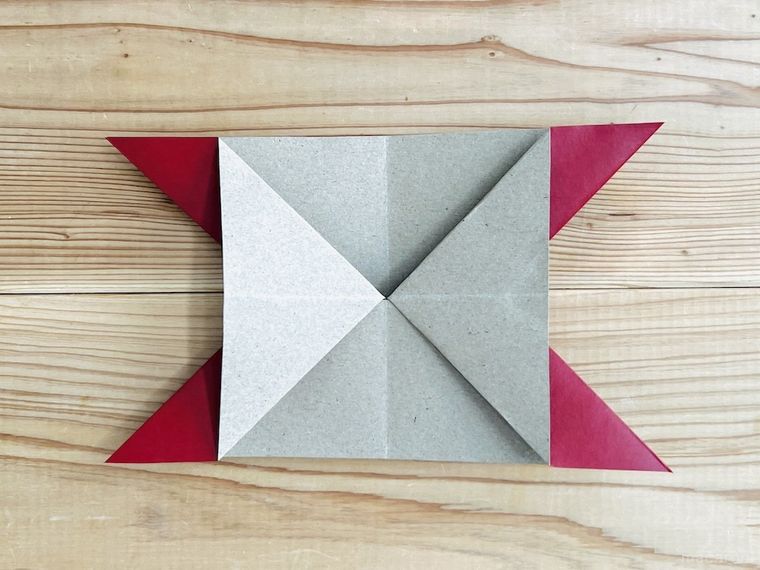 赤い紙で写真立てを作っている様子