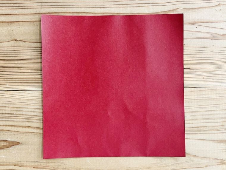 赤い紙袋を四角く切った様子